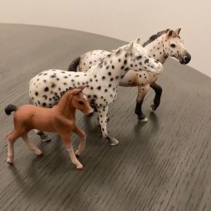 Set of 3 plastic toy horses